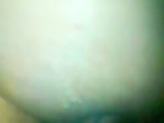 Dona de casa sentando na rola do dog